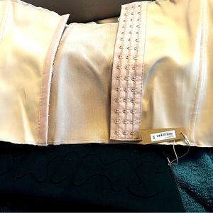 SKIMS waist trainer clay 4X - new, unworn, tags on, original carrying case